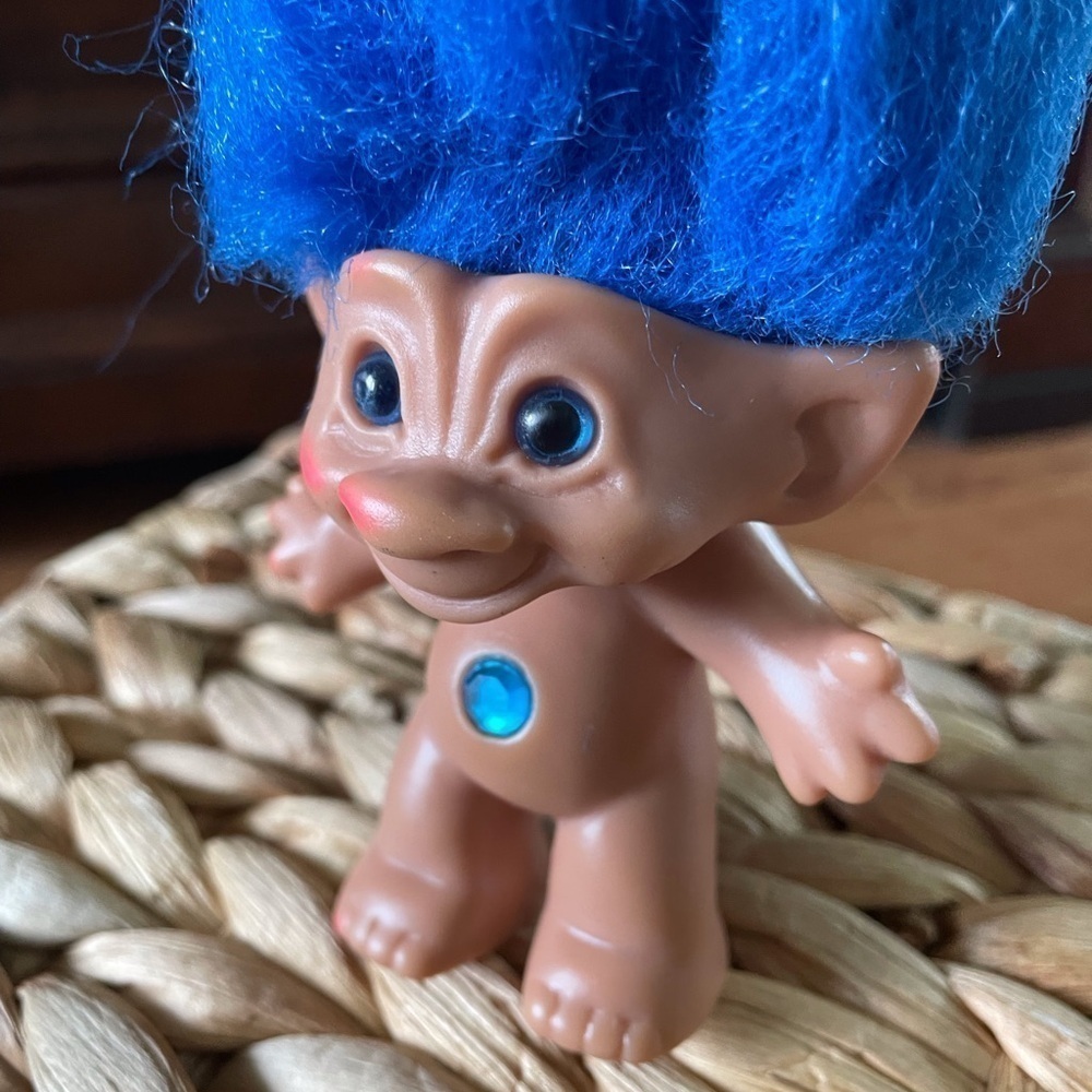 Vintage Treasure Trolls blue hair and round gem